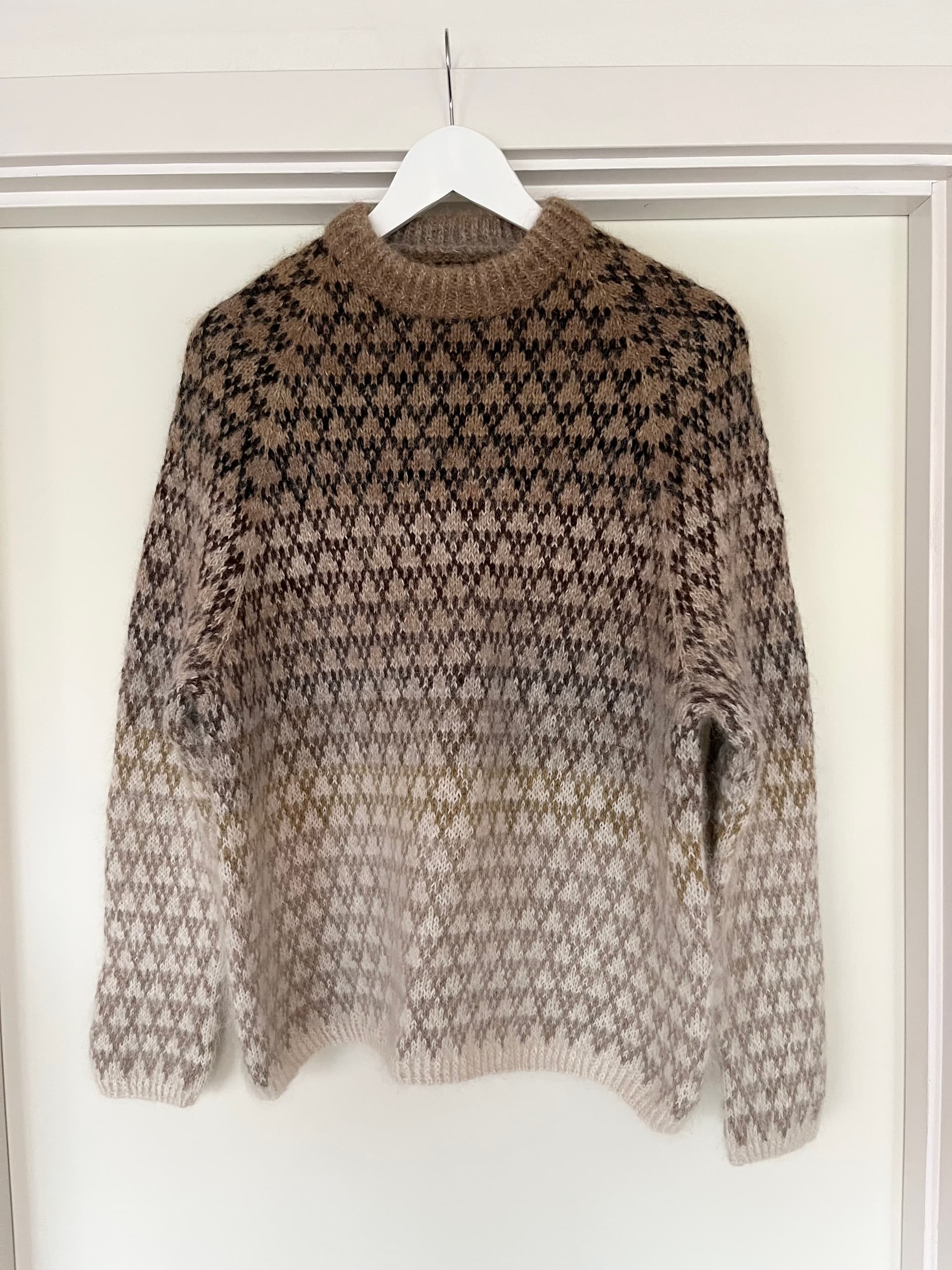Spot sweater